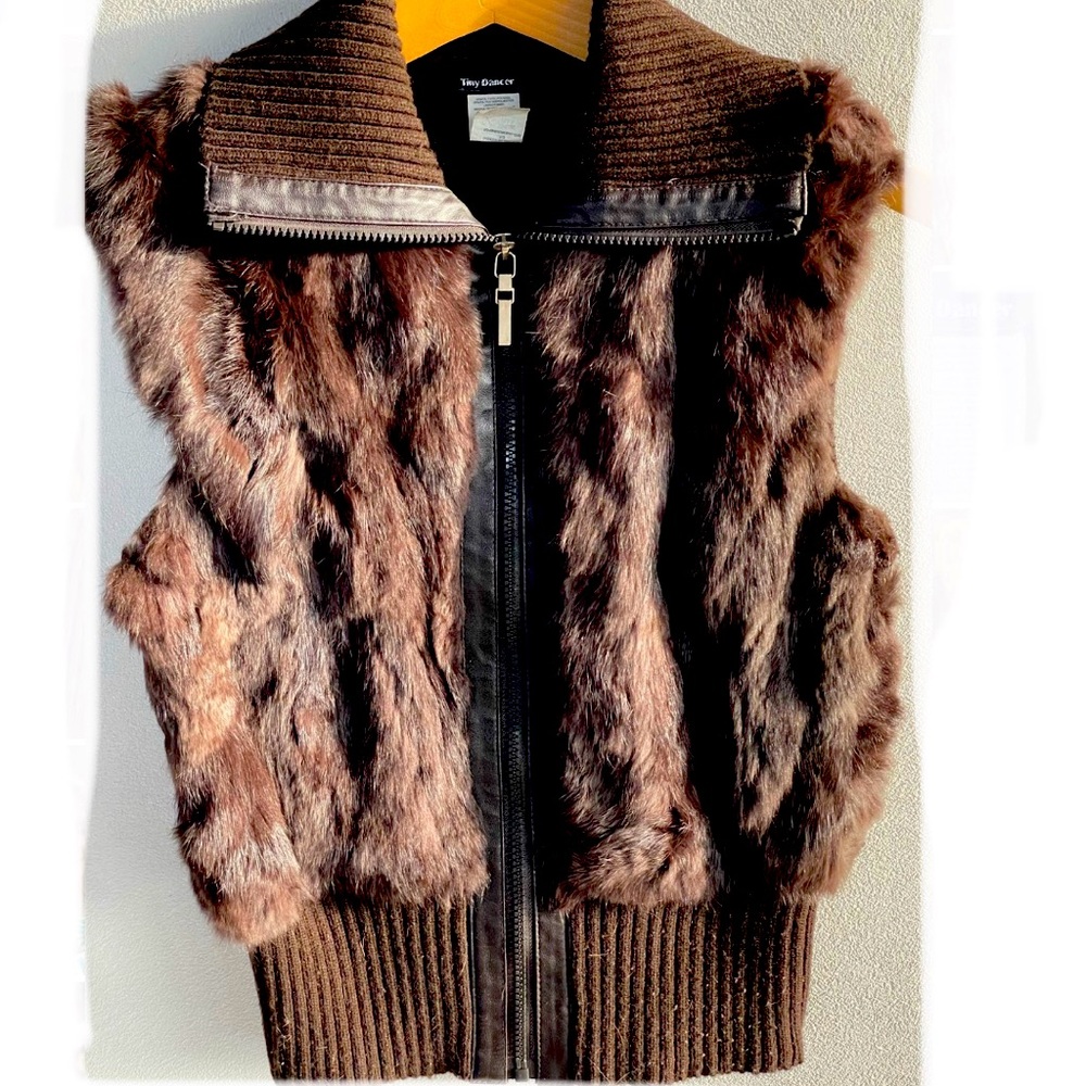 Faux fur vest in brown. Zipper at the front, sweater material at the back
